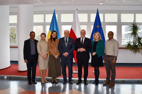 Kevin Allen, dyrektor Biura UNHCR oraz Marek Cierpiał-Wolan, prezes GUS wraz ze współpracownikami