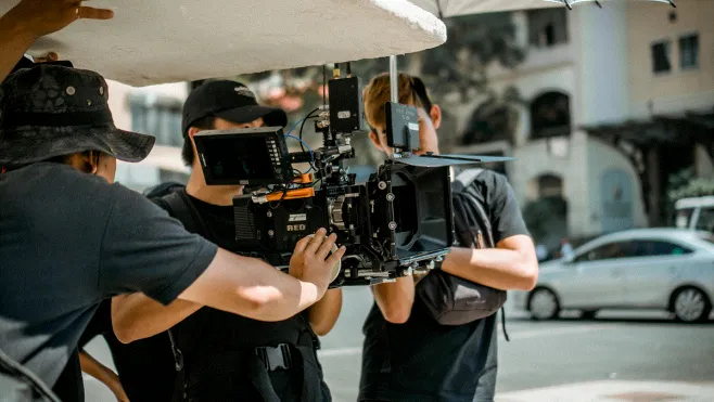 Operator kamery filmowej na planie filmowym