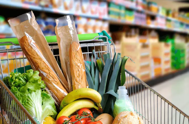 koszyk sklepowy z produktami spożywczymi
