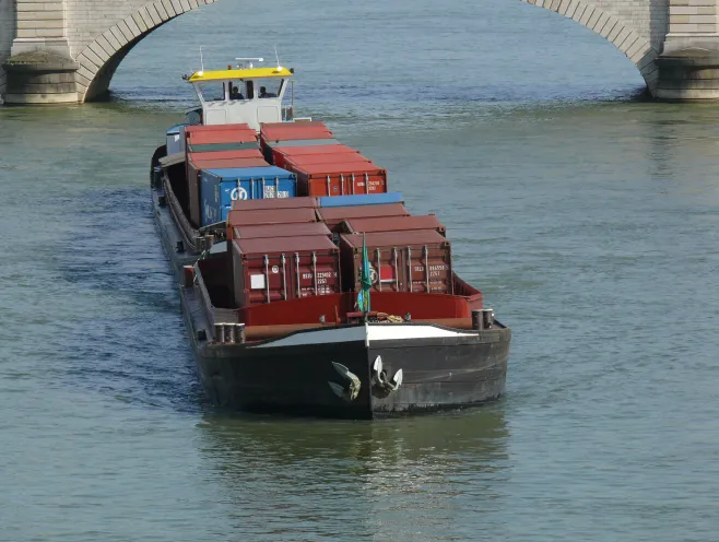 Na grafice znajduje się statek z transportem