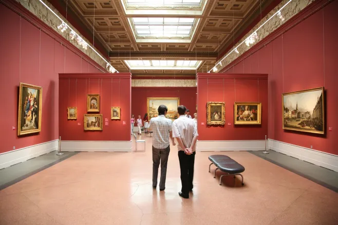 Na grafice znajduje się wnętrze muzeum oraz zwiedzający