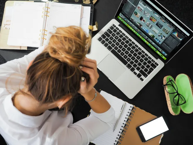 Na zdjęciu jest kobieta przy laptopie