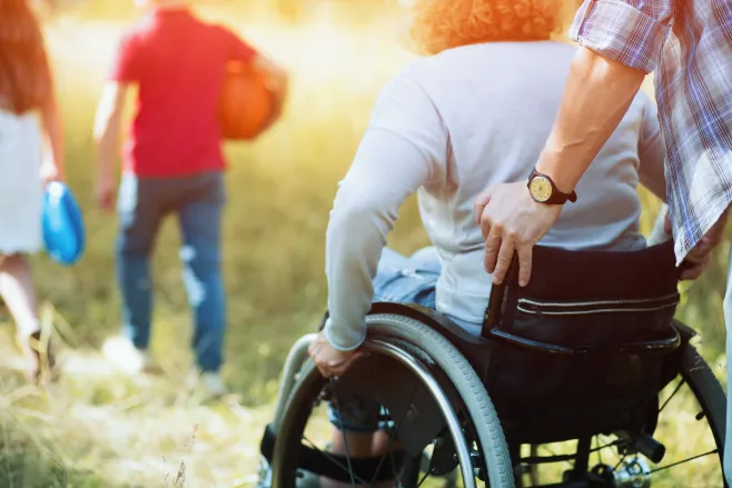 Na zdjęciu znajduje się osoba na wóżku inwalidzkim