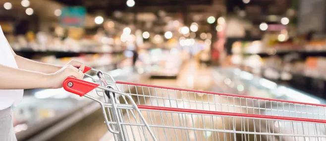 na zdjęciu pusty koszuk zakpowy z supermarketu