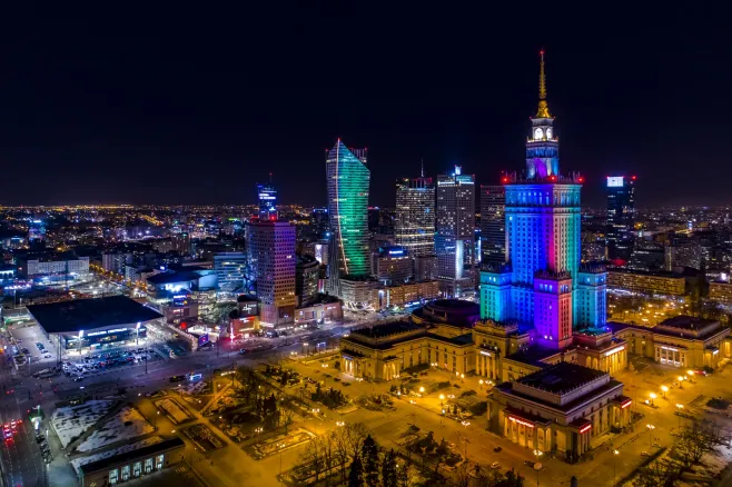 Widok Warszawy z lotu ptaka nocą