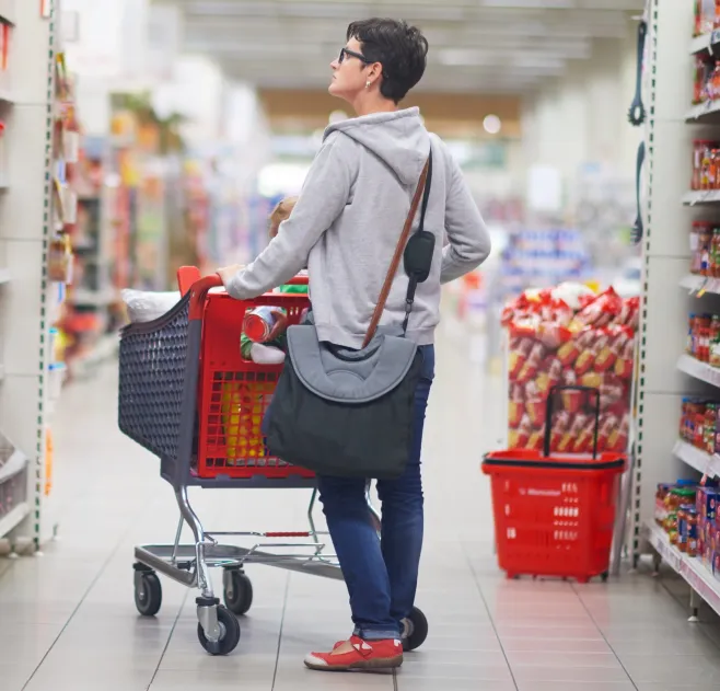 Kobieta robiąca zakupy w sklepie