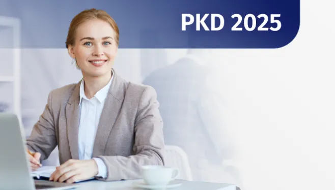 Kobieta przy biurku, w tle napis PKD 2025