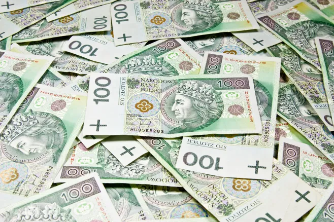 stos banknotów stuzłotowych