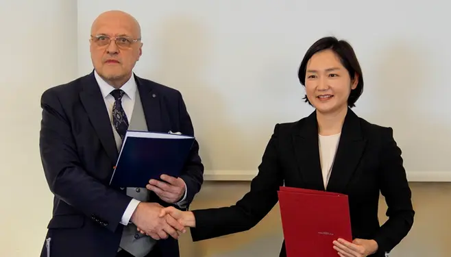Minjung Kim, Kierownik Projektu w Korean Development Institute oraz dr hab. Marek Cierpiał-Wolan, prezes Głównego Urzędu Statystycznego