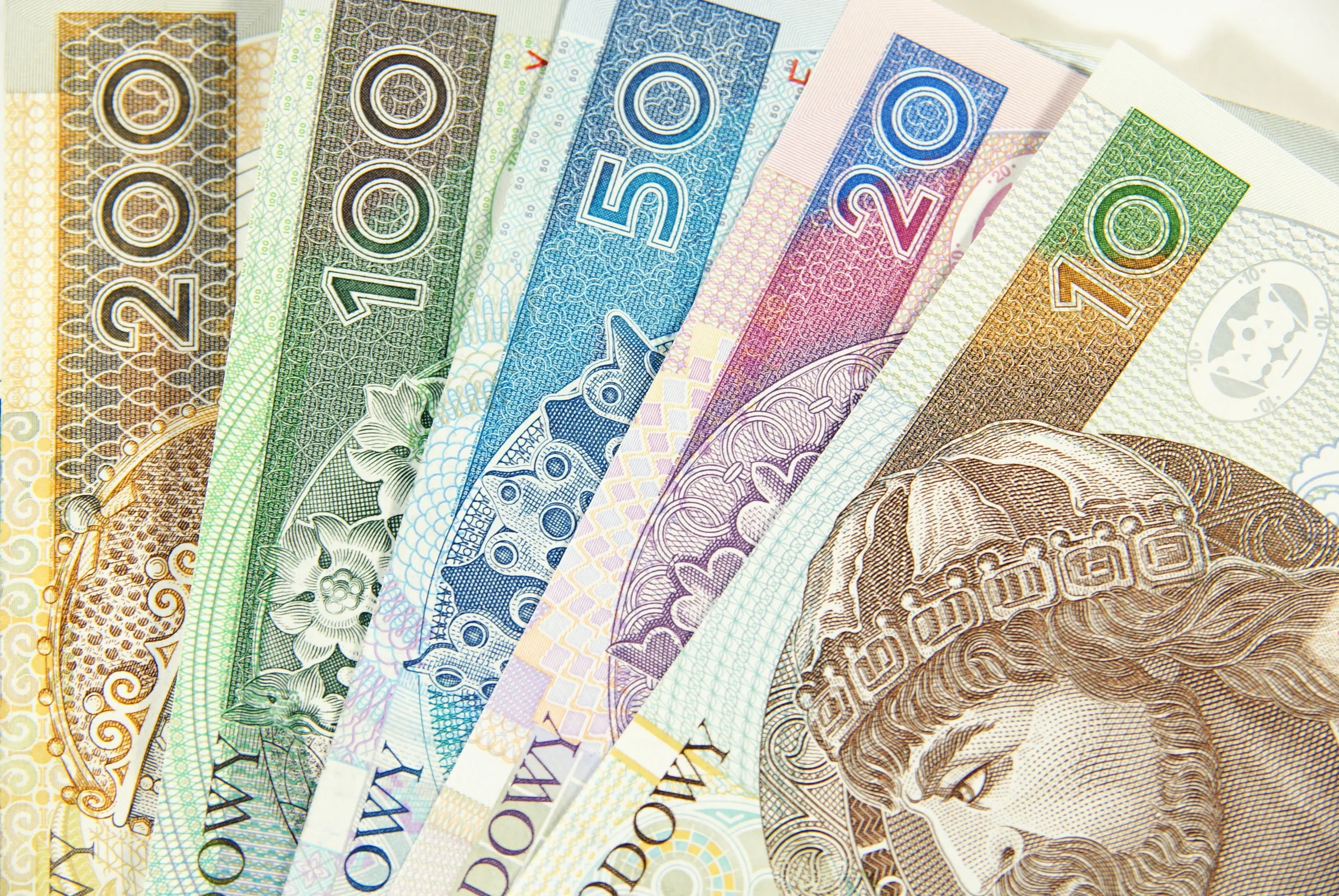 Grafika przedstawia banknoty polskie.