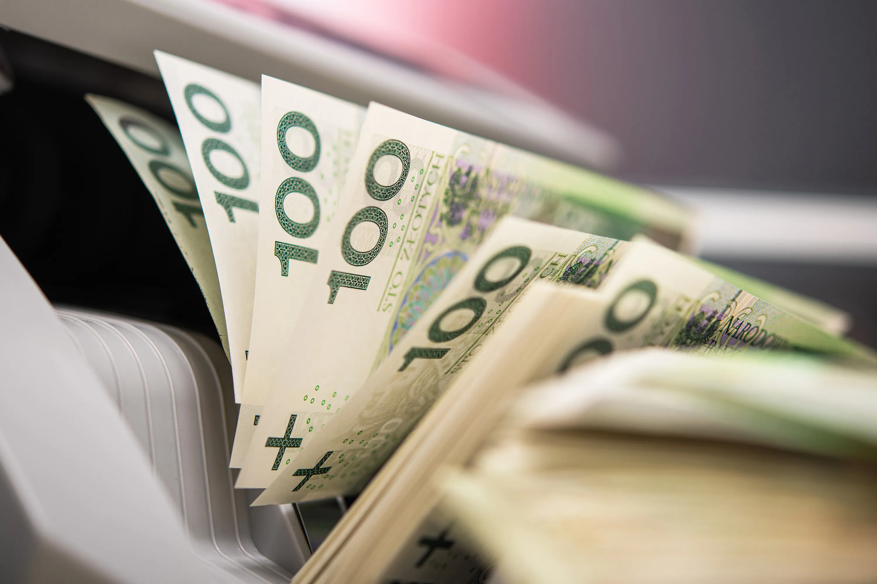 Banknoty 100 złotowe w automacie liczącym