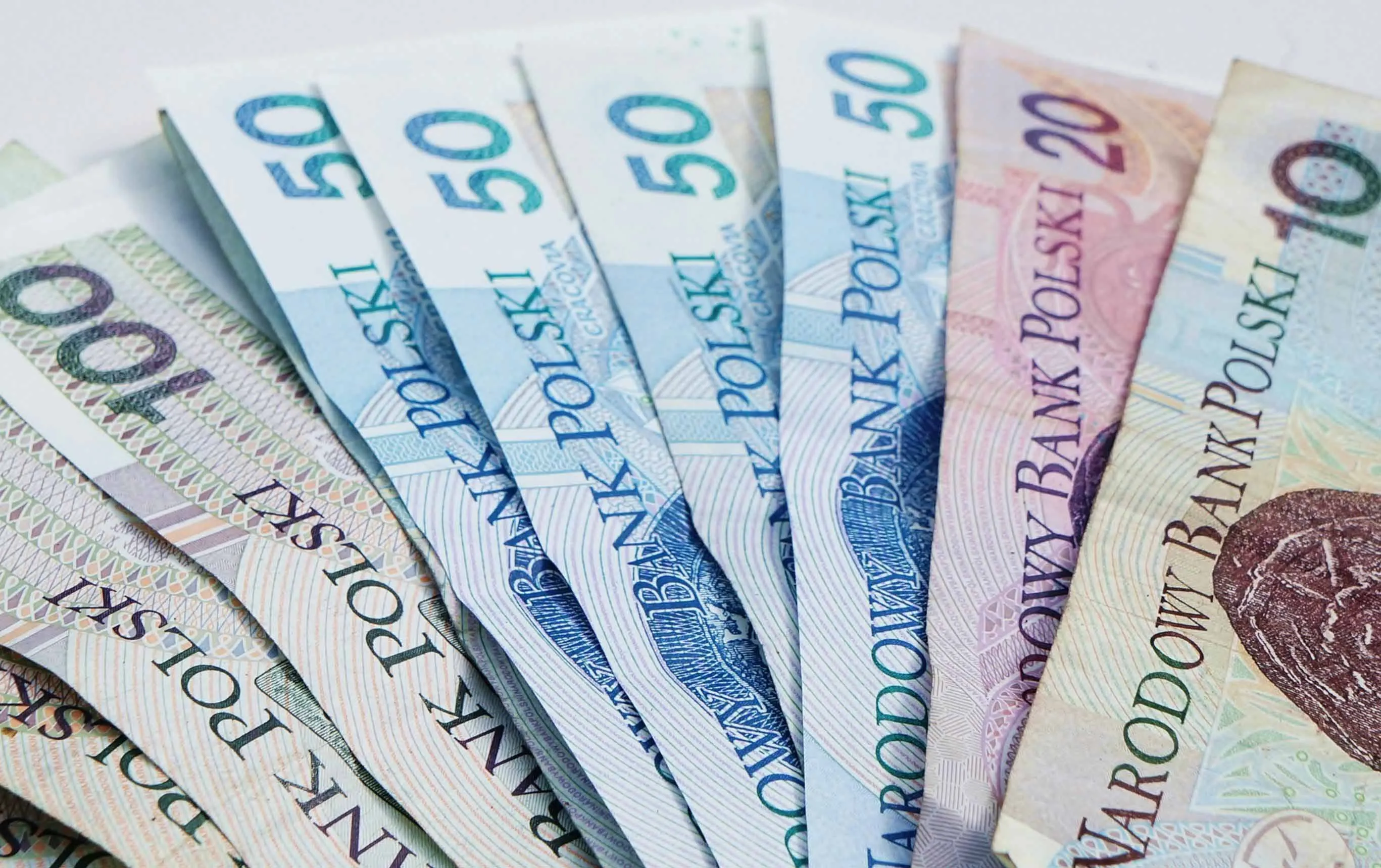 Banknoty papierowe różnej wartości.
