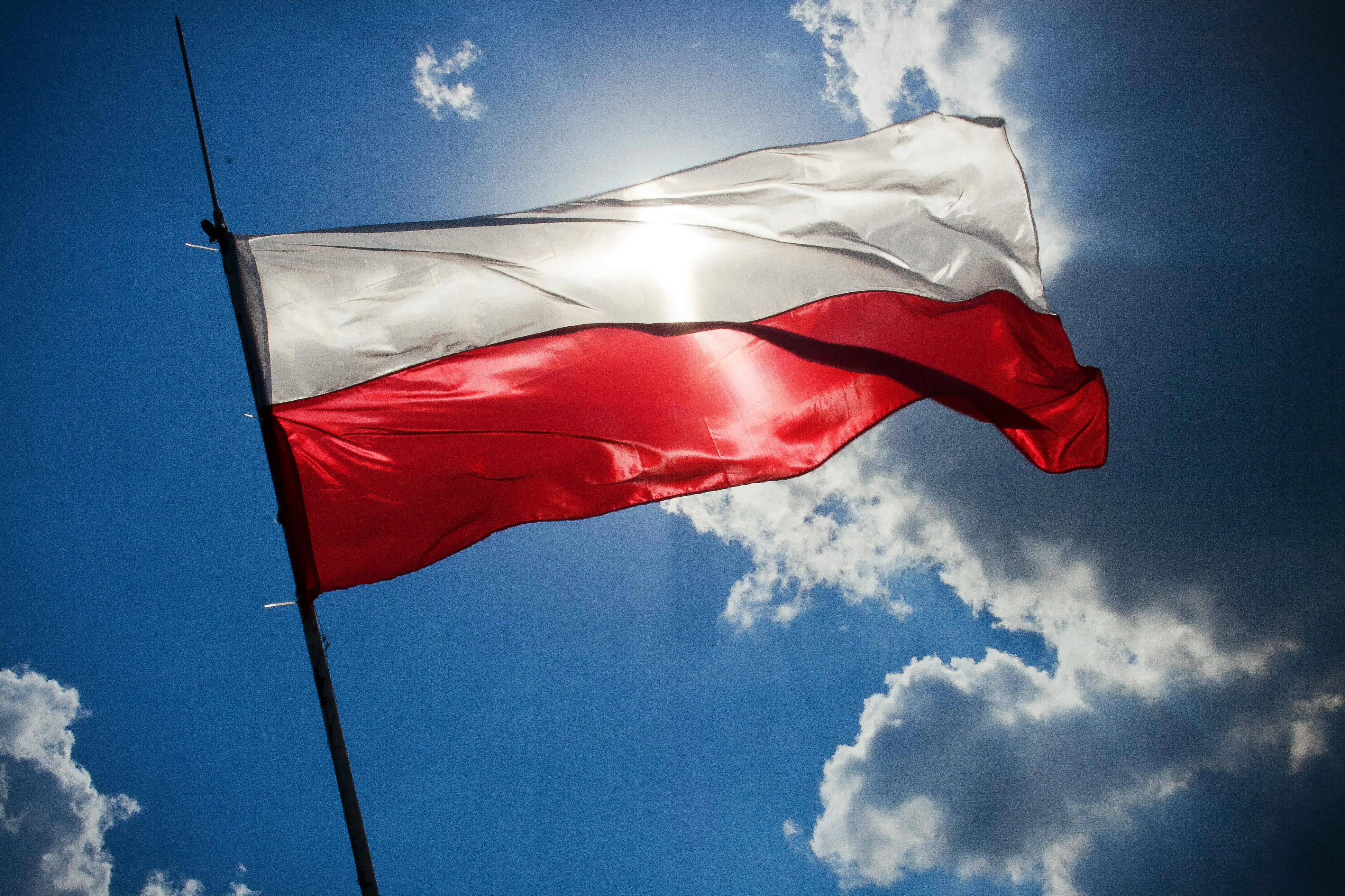 Zdjęcie przedstawia flagę Polski. 