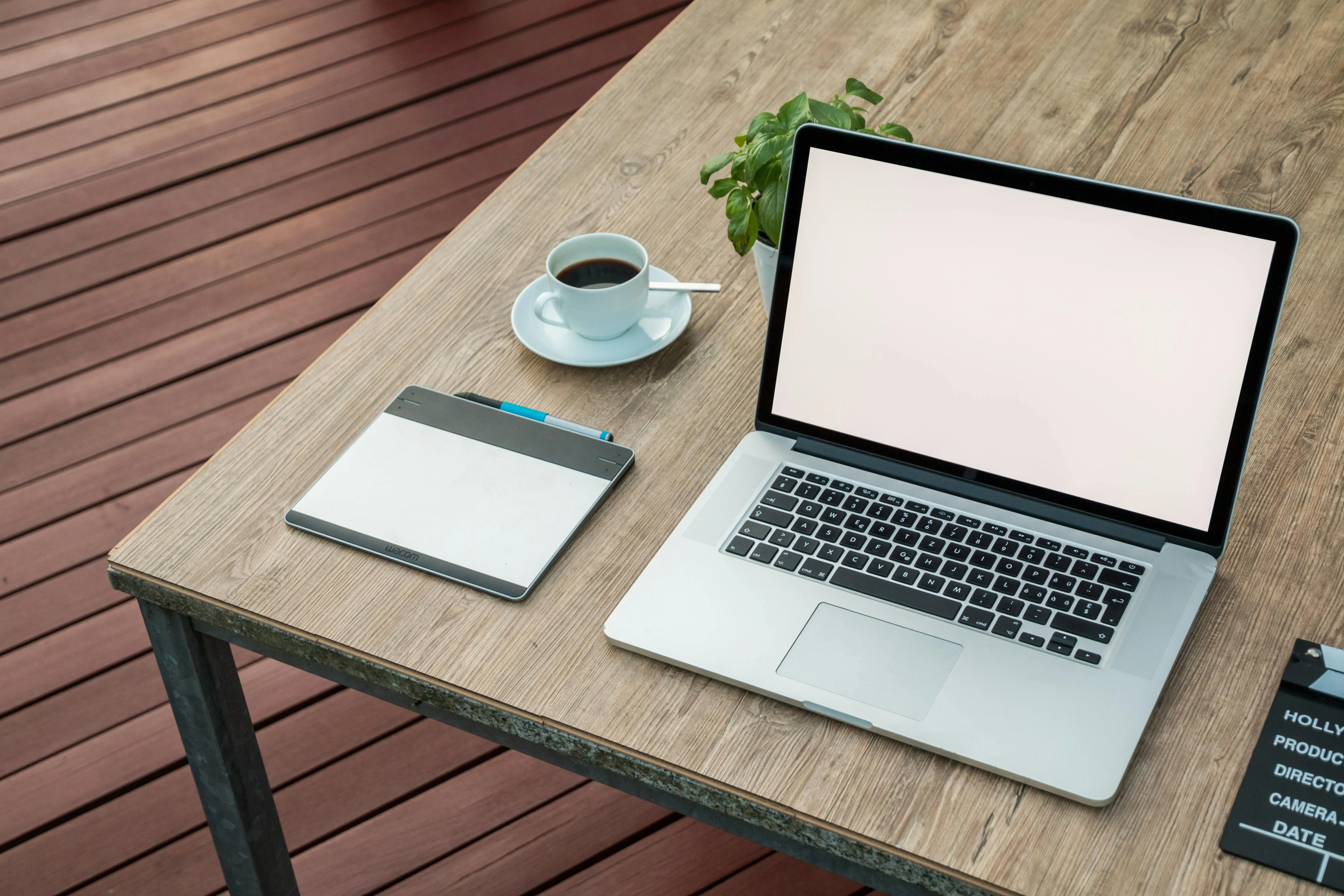 Laptop na biurku