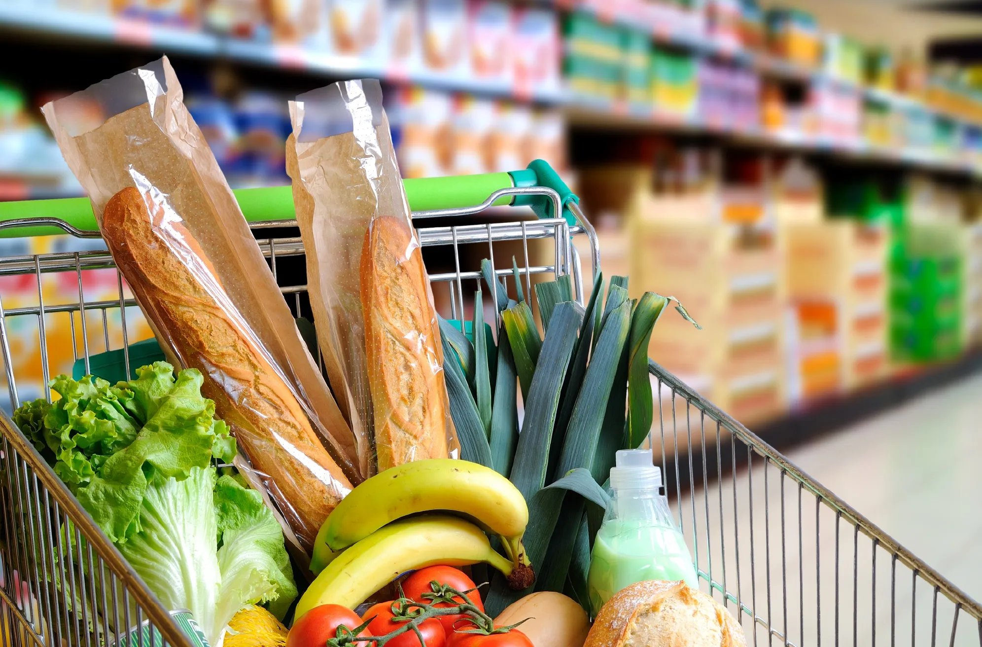 Koszyk sklepowy wypełniony produktami spożywczymi