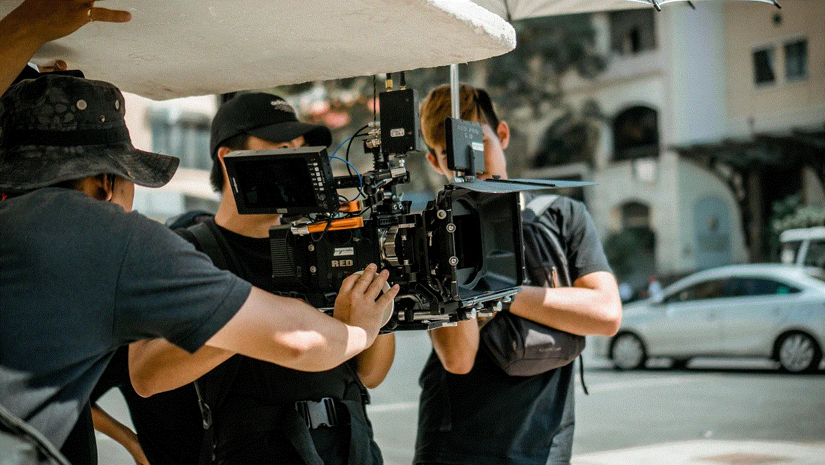 Operator kamery filmowej na planie filmowym
