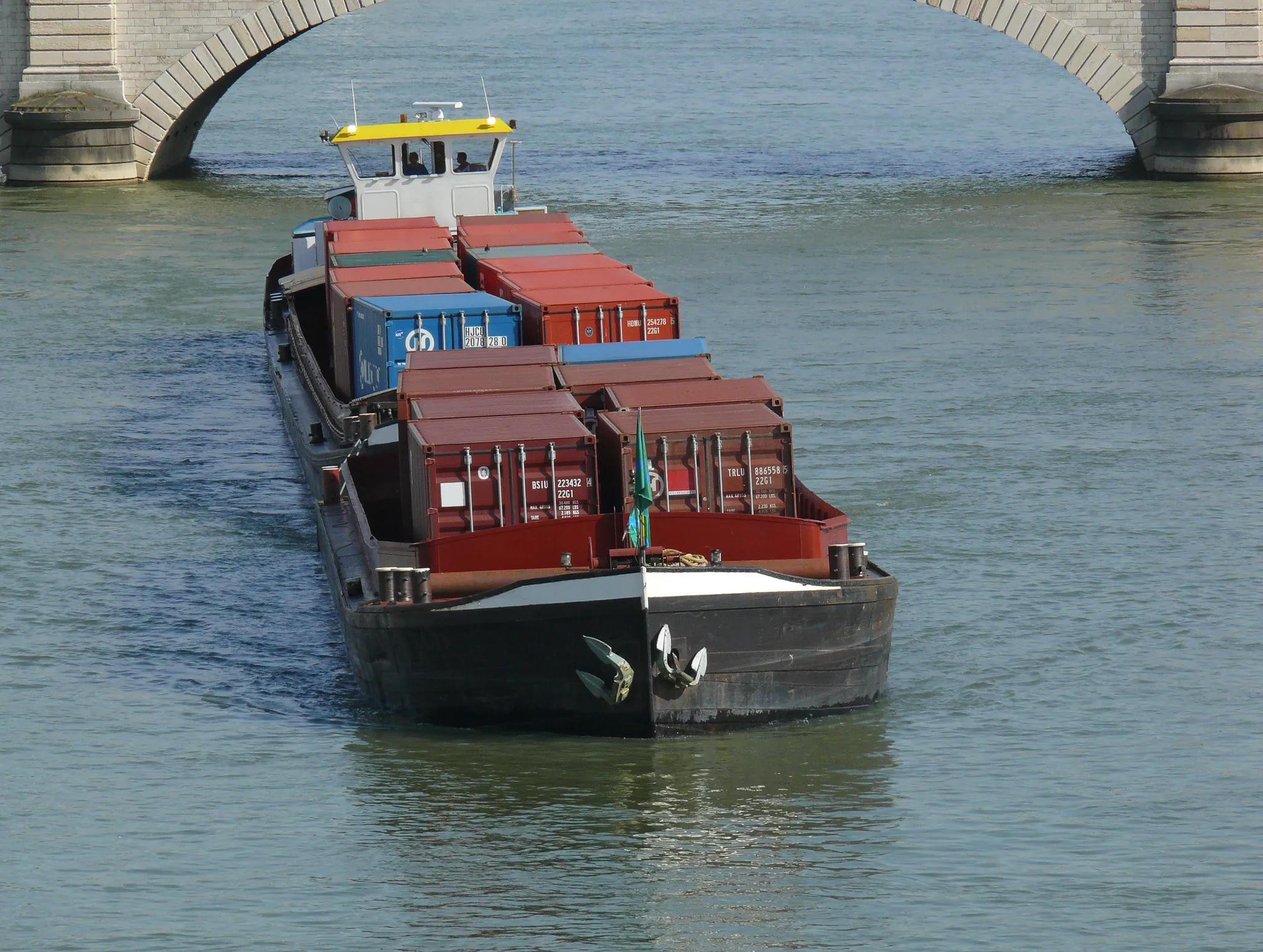 Na grafice znajduje się statek z transportem