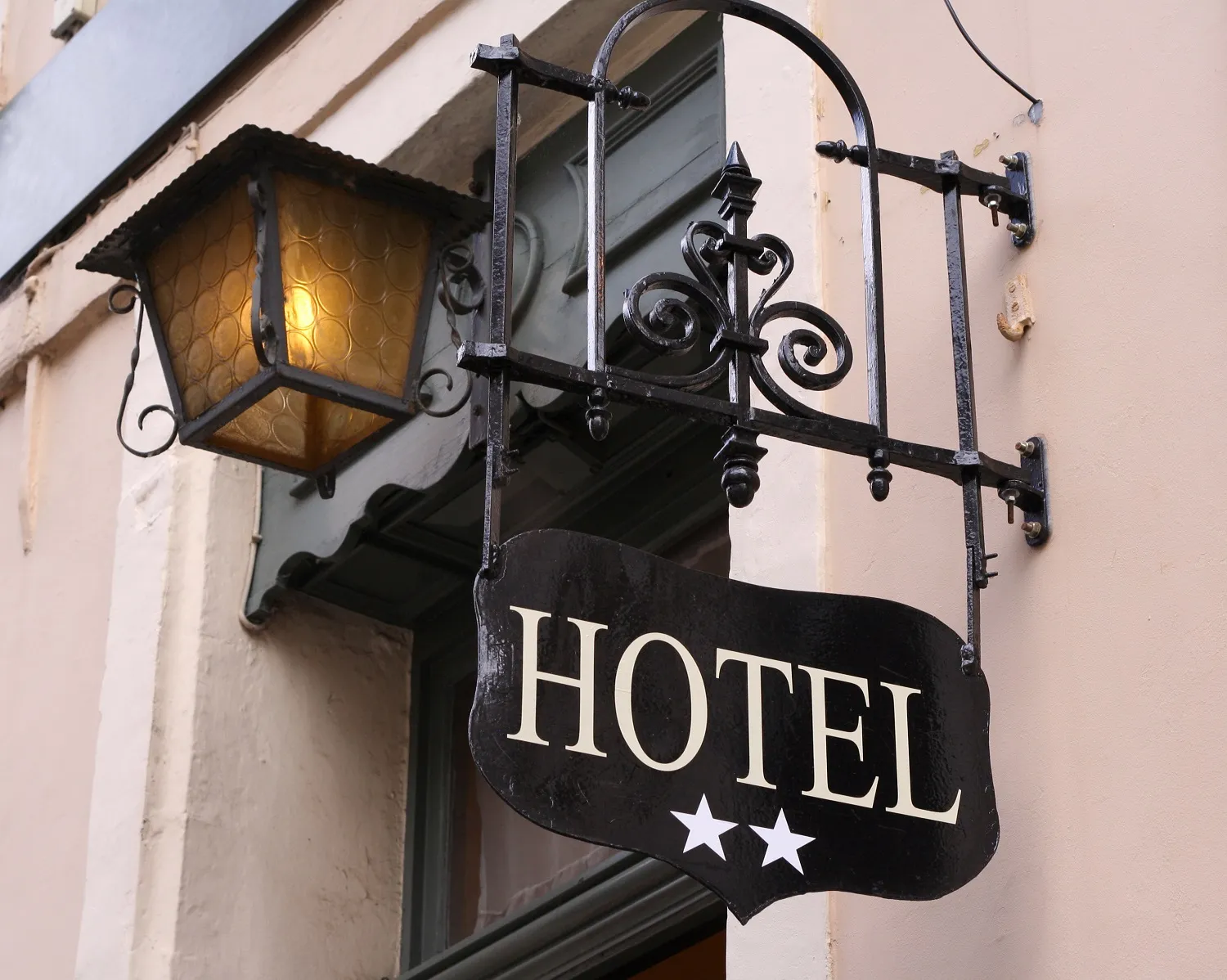 Na grafice znajduje się szyld hotelowy