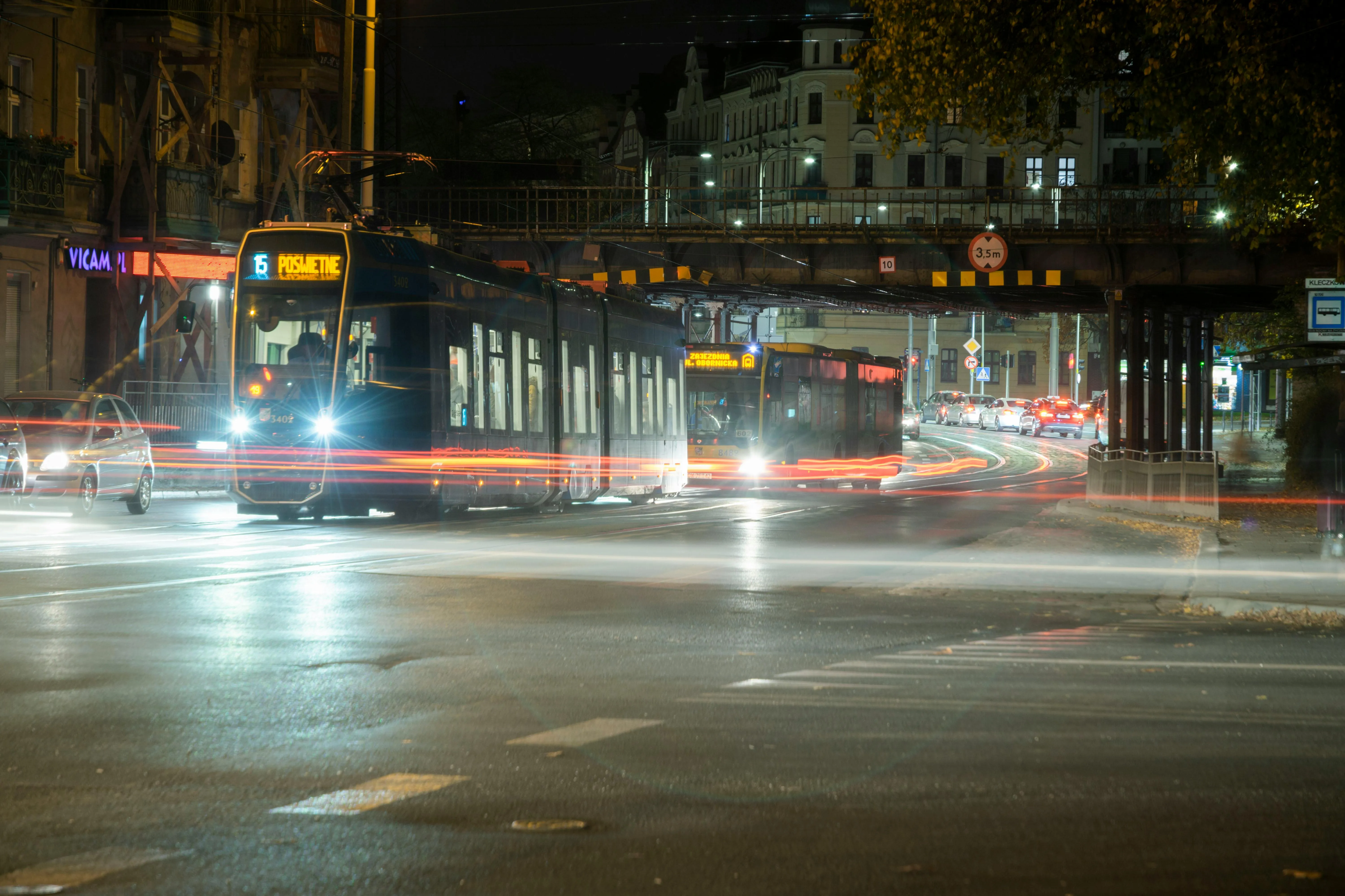 Jadące tramwaj i autobus