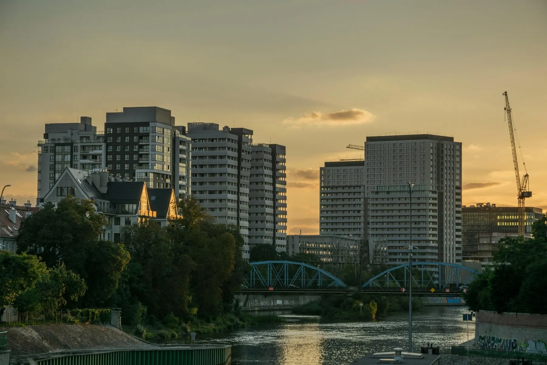 Trzy dźwigi na budowie domu
