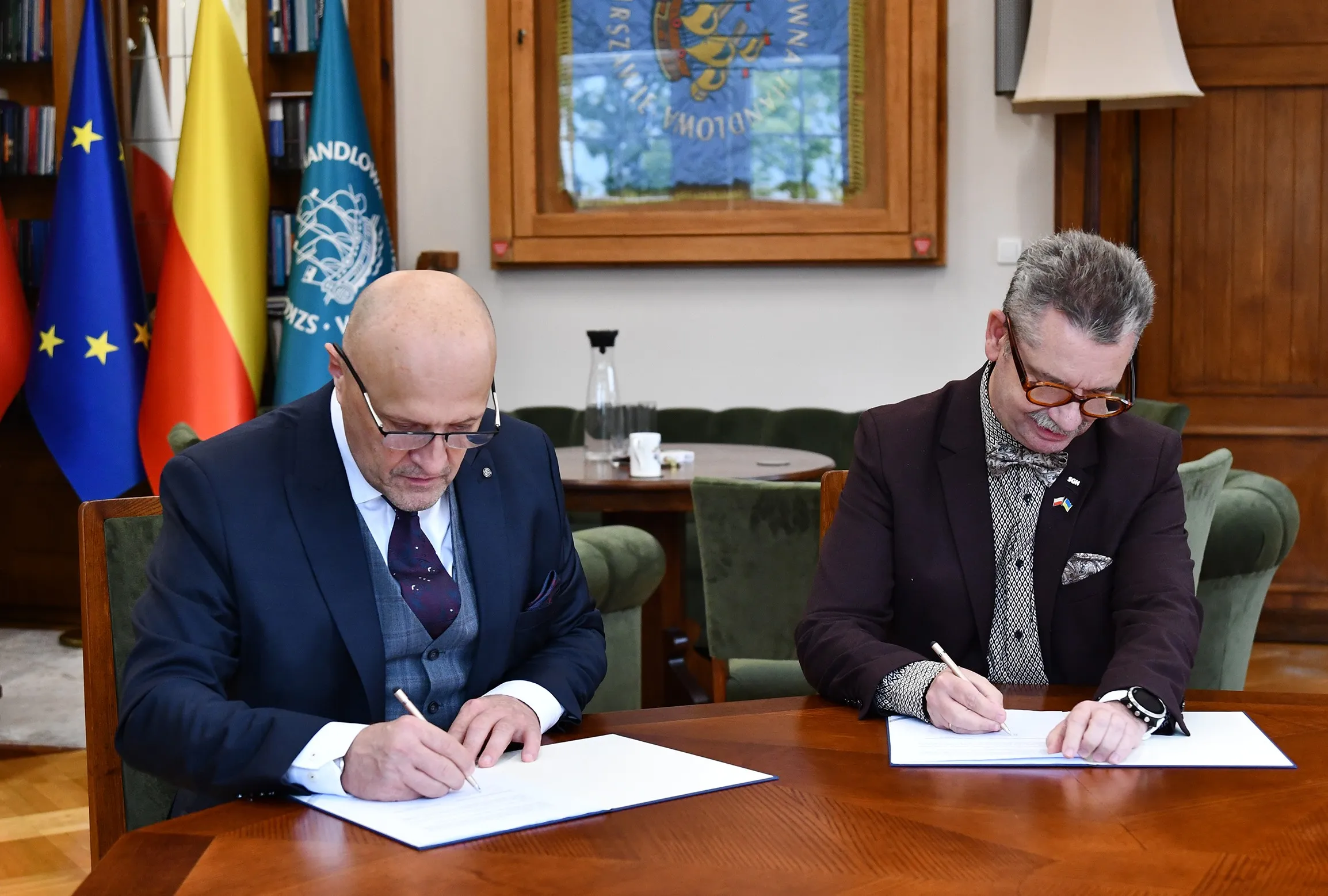 Na grafice znajduje się tekst Główny Urząd Statystyczny i Główna Szkoła Handlowa podpisali porozumienie o współpracy