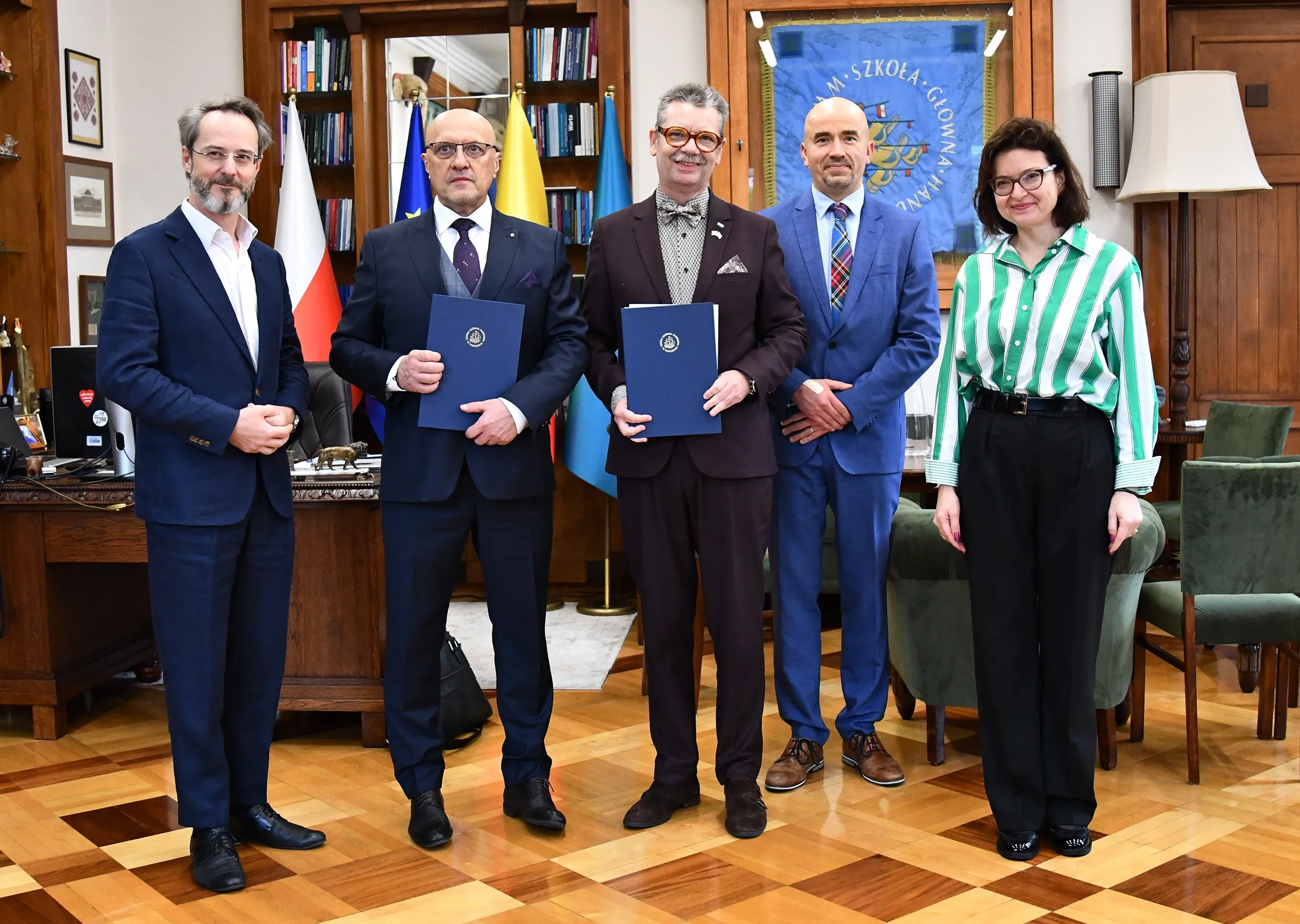 Na zdjęciu od lewej: dr Marek Pieniążek, Dyrektor Departamentu Edukacji i Komunikacji GUS, dr hab. Marek Cierpiał-Wolan, Prezes GUS, dr hab. Piotr Wachowiak, Rektor SGH, dr hab. Paweł Strzelecki, Wicedyrektor Instytutu Statystyki i Demografii SGH, dr hab. Agnieszka Chłoń-Domińczak, Prorektor SGH ds. nauki, Dyrektor Instytutu Statystyki i Demografii SGH