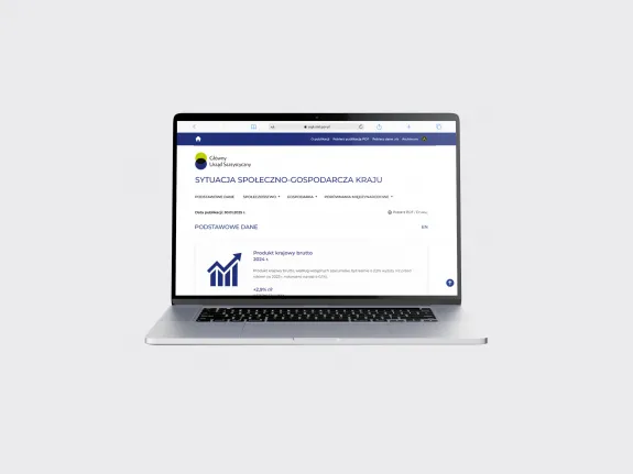 Widok laptopa z wyswietloną stroną publikacji cyfrowej Sytuacja społeczno-gospodarcza kraju w sierpniu 2025 r.