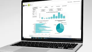 Powiększ obraz: Laptop. Na jego ekranie wyświetlony dashboard Osoby niepełnosprawne prawnie