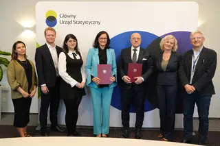 Powiększ obraz: Representatives of the Central Statistical Office (GUS) and the International Organisation for Migration (IOM) after signing the agreement