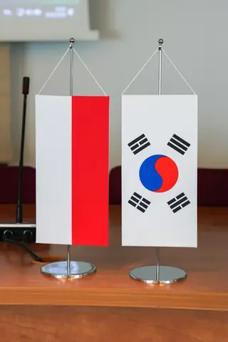 Powiększ obraz: Pennants on the desk featuring the flags of Poland and South Korea