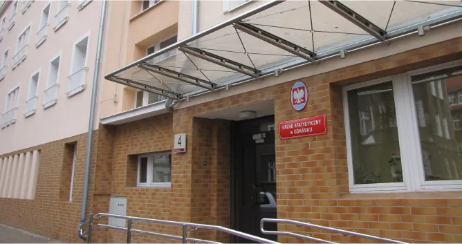 Budynek – siedziba Urzędu Statystycznego w Gdańsku.  4-piętrowy budynek – na parterze cegła elewacyjna, piętra 1-4 z elewacją w kolorze piaskowym.